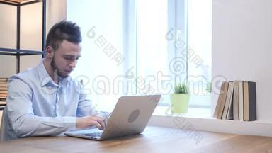 年轻男子在手提电脑工作时因<strong>失物招领</strong>